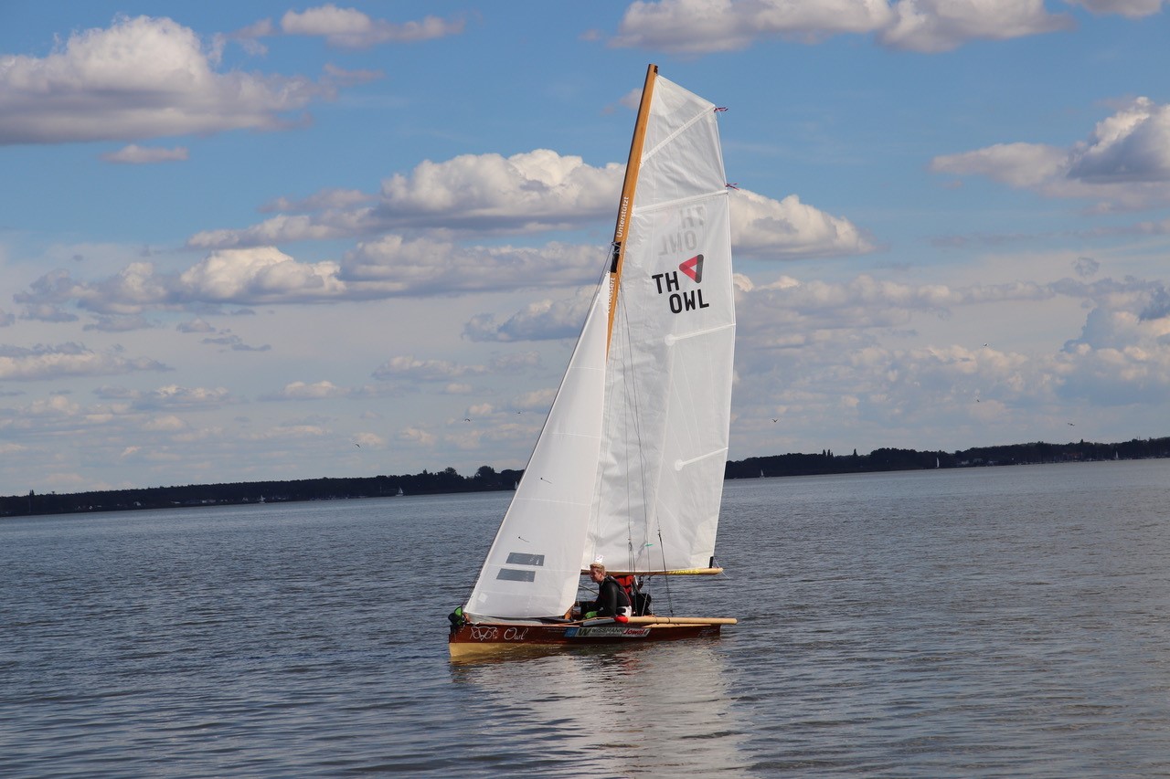 Das erste Mal im Wasser: Das Segelboot des Studierenden-Teams der Technischen Hochschule Ostwestfalen-Lippe mit Vorschoter Sebastian Plate © TH OWL, Pia Schlegel