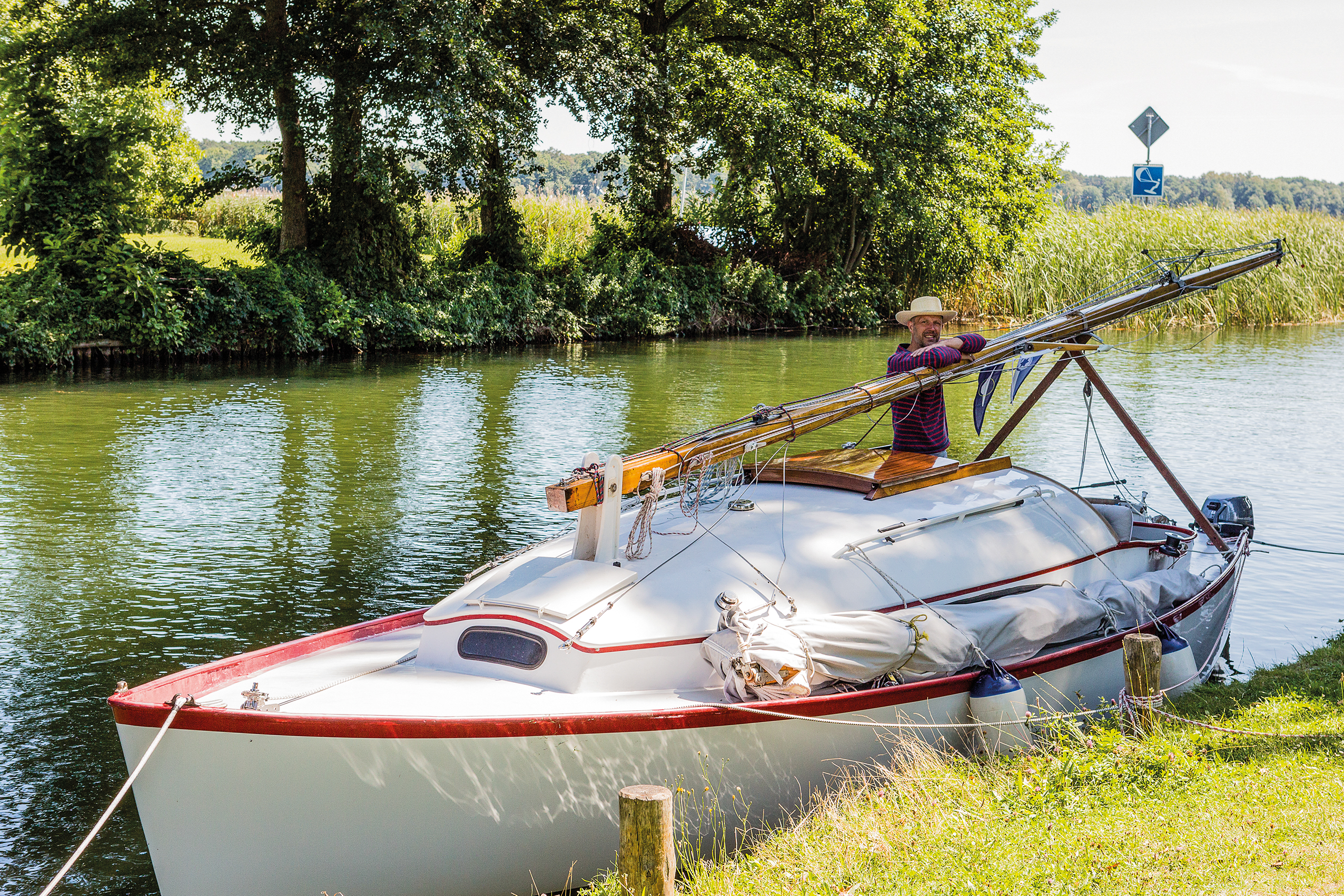 Vor der Schleuse Wendisch Rietz wird der Mast für den Rückweg gelegt © Jan Maas