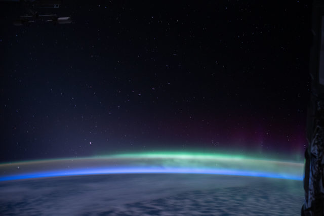 Eine Reihe von Starlink-Satelliten aus der ISS fotografiert Bild: NASA starlink ISS