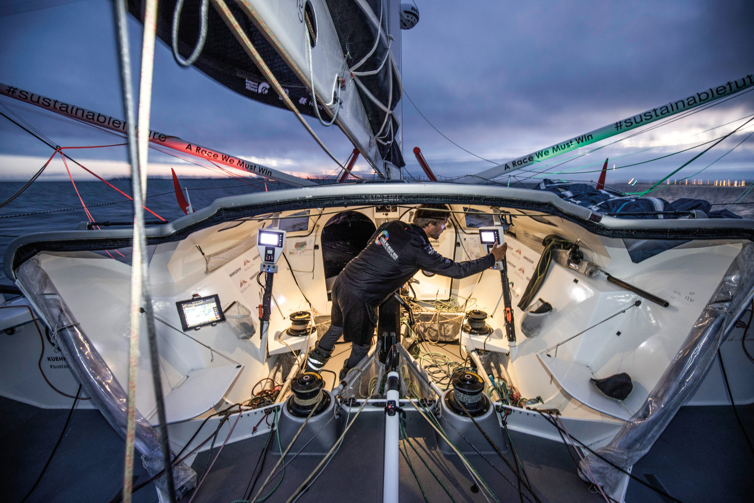 Das Cockpit kann mit einer Sprayhood verschlossen werden © Andreas Lindlahr