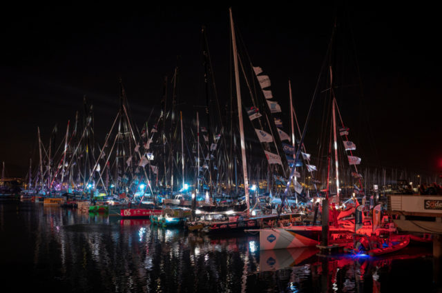 Noch sind alle in Warteposition am Hochseesteg von les Sables d’Olonnes. Dieses Jahr pandemiebedingt ohne Zuschauer © vendée globe