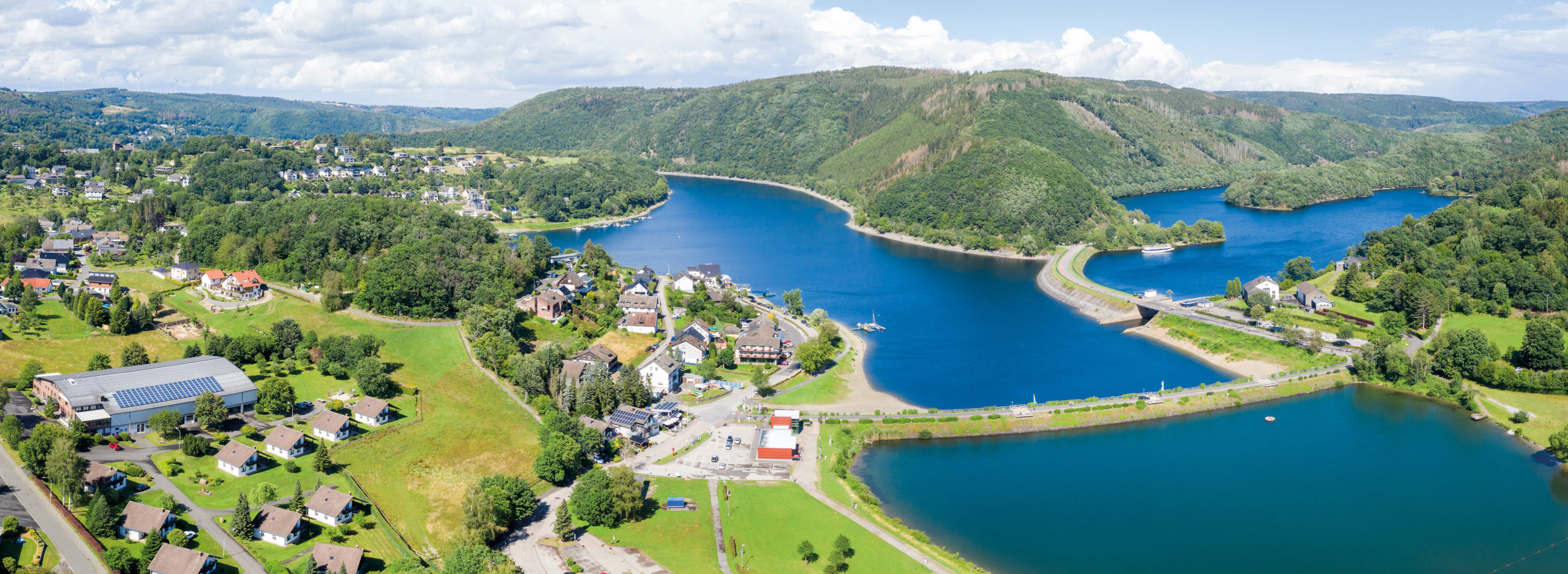 Der Rursee in der Eifel besitzt viele Biegungen und hohe Ufer – ein anspruchsvolles Revier © wikimedia commons