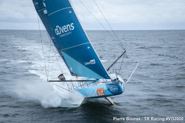 Der Tragflügel von Thomas Ruyants Imoca 60 “LinkedOut” bewegt sich nahe an der Wasseroberfläche © Pierre Bouras Der Tragflügel von Thomas Ruyants Imoca 60