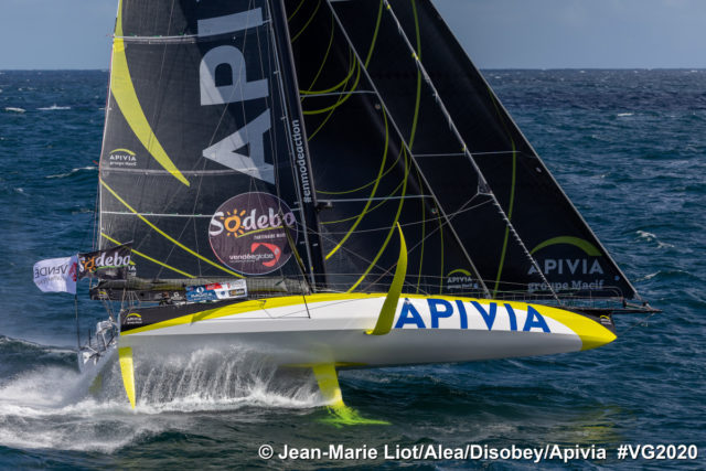 Auf Charlie Dalins Imoca 60 “Apivia” ist der negative Kielsprung im Achterschiff zu erahnen @ Jean-Marie Liot Auf Charlie Dalins Imoca 60