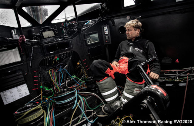 Alex Thomson in seinem geschützten Cockpit. © Alex Thomson Racing