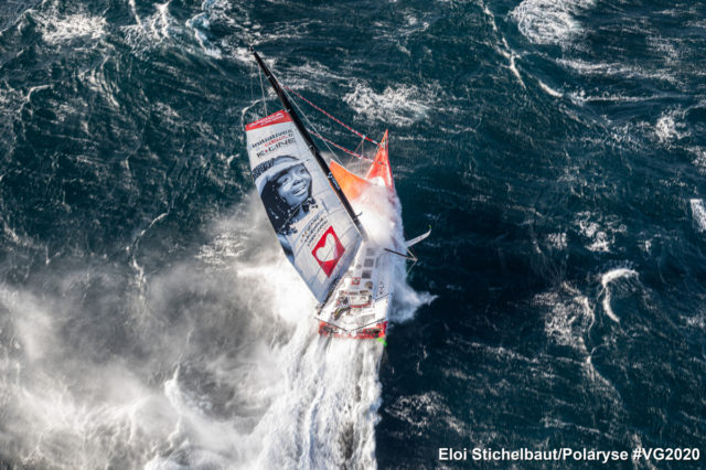 Im Seegang schlägt das Heck von Samantha Davies’ Imoca 60 “Initiatives-Coeur” in die Wellen © Eloi Stichelbaut Im Seegang schlägt das Heck von Samantha Davies' Imoca 60