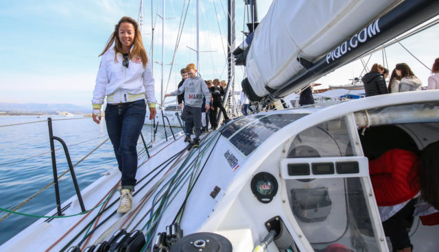 Eine Schulklasse besucht das Boot von Alexia Barrier © alexia barrier