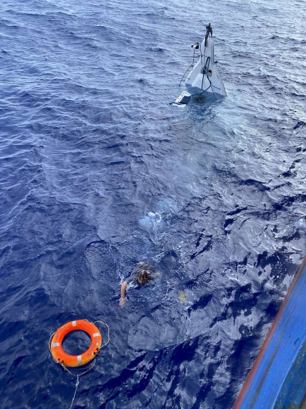 Die Crew der <em>Angeles</em> nahm den Schiffbrüchigen an Bord © U.S. Coast Guard Southeast, Crew <em>Angeles</em>