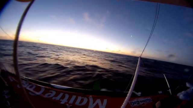 Und immer wieder der Blick zum Horizont. Kommt mehr Wind – wenn ja, zuviel? © bestaven