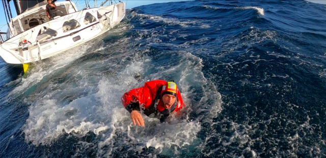 Escoffier verlässt schwimmend Jean Le Cams IMOCA. © Marine Nationale / Défense