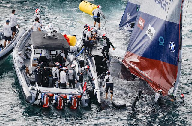 Fieberhaft wird versucht, das Boot am Sinken zu hindern. Bild: © COR 36 | Studio Borlenghi