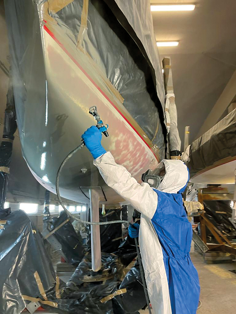 Nach einer Sanierung wird auch eine Schutzschicht aufgebaut, die vor Osmose schützen soll © Wrede Yachtrefit