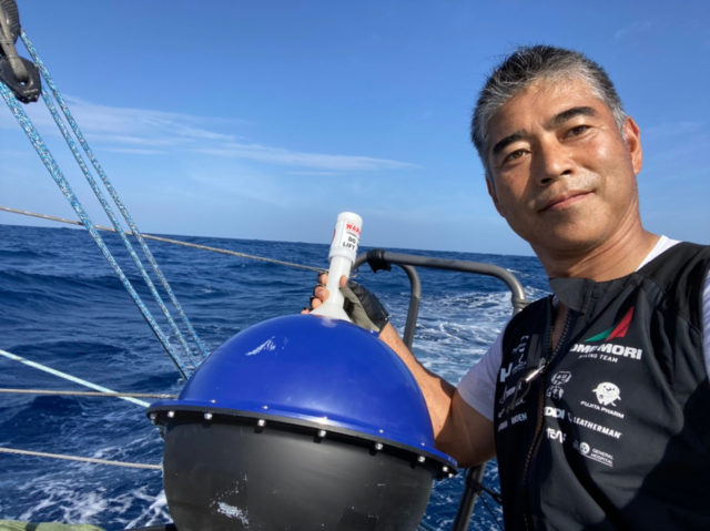 Kojiro Shiraishi legt eine Wetterboje im Southern Ocean aus © shiraishi