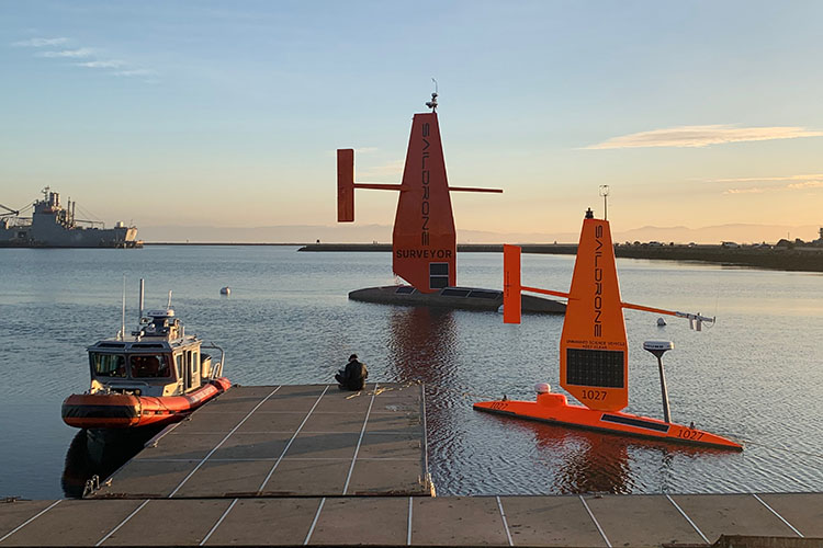 72-Fuß Saildrone Surveyor neben 23-Fuß Saildrone Explorer. © Saildrone