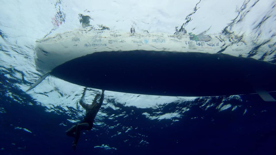 Ein Crew Mitglied inspiziert den Schaden. © Atlantic Campaigns