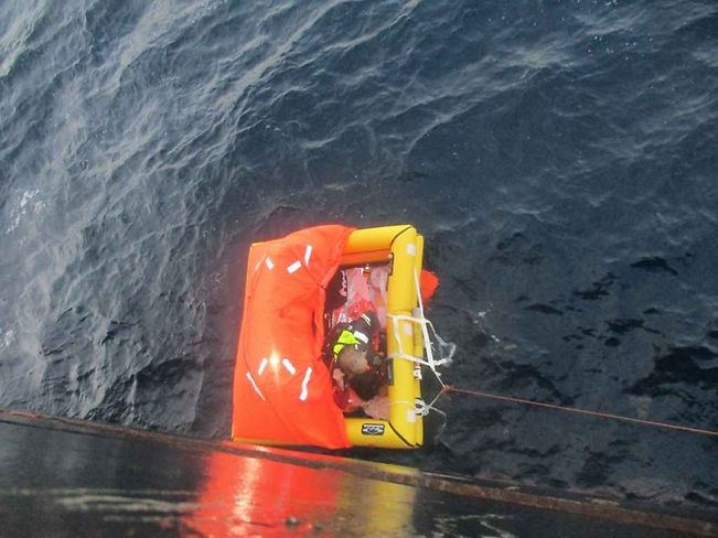 Der in Deutschland geborene Segler konnte sich in seine Rettungsinsel retten © Crew Althea