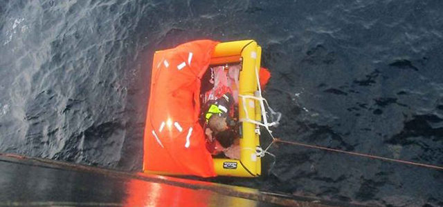 Seenot: Deutscher Segler auf dem Atlantik aus Rettungsinsel geborgen