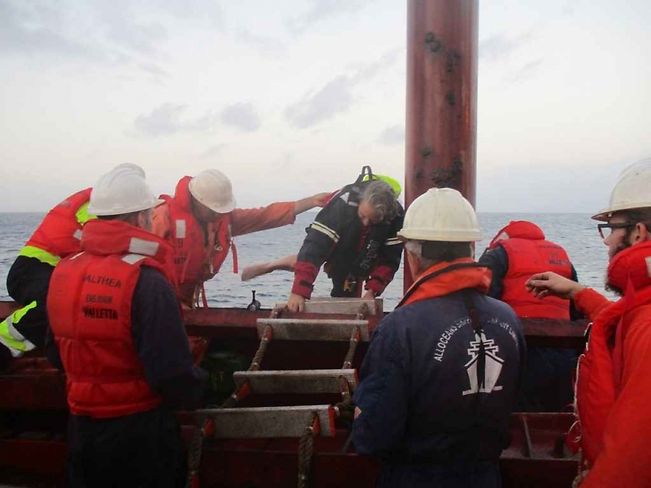 Die Crew des Frachters ‘Althea’ nahm den Skipper am 17.2. an Bord © Crew Althea