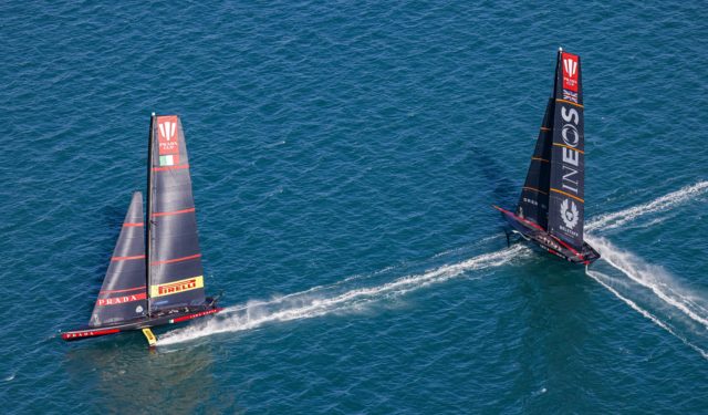 …Aber er fällt beim Ausweichmanöver viel zu weit hinter dem Heck von Luna Rossa ab. © COR 36 | Studio Borlenghi