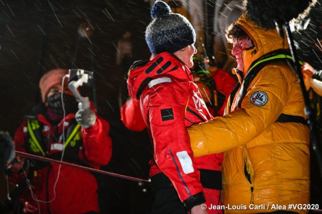Jean Le Cam war einer der ersten Gratulanten von Pip Hare. © Jean-Louis Carli / Alea