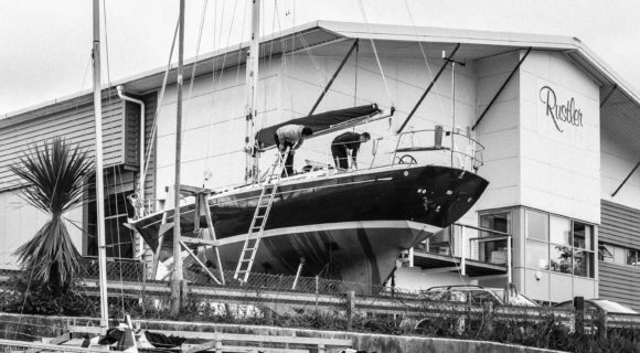 Eine Rustler 36 auf dem Hof der Werft in Falmouth