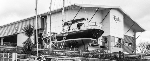 Eine Rustler 36 auf dem Hof der Werft in Falmouth