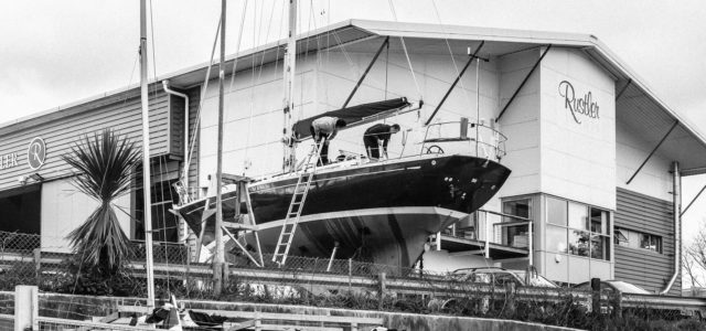 Eine Rustler 36 auf dem Hof der Werft in Falmouth