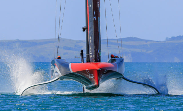 Im Vergleich deutlich hohlere Spantkurve bei Emirates Team New Zealand @ COR 36 / Studio Borlenghi
