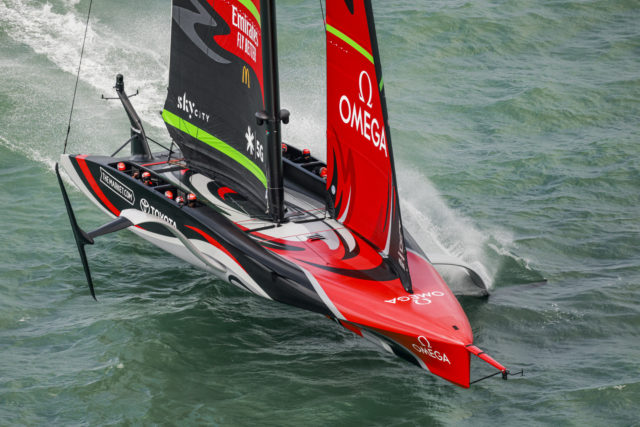 U-Form zwischen den Cockpits bei Emirates Team New Zealand @ COR 36 / Studio Borlenghi