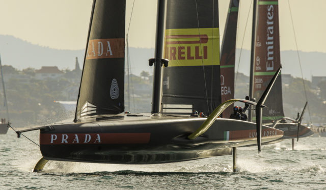 Vorne das Y-Foil von Luna Rossa Prada Pirelli, hinten das T-Foil von Emirates Team New Zealand © COR 36 / Studio Borlenghi