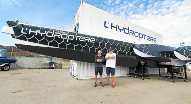 Gabriel Terrasse und sein US-amerikanischer Partner Chris Welsh vor dem Hydroptère-Hangar in Kalifornien, wo das Boot während der Lockdowns refittet wurde. © hydroptere/terrasse