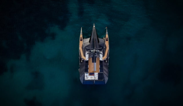 Die Flybridge der X1 ist mit Lounge und Whirlpool ausgestattet