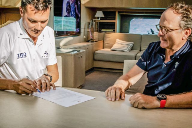 Unterzeichnung der “Notice of Challenge” an Bord der Yacht “Imagine” nach dem Zieldurchgang © INEOS Team UK