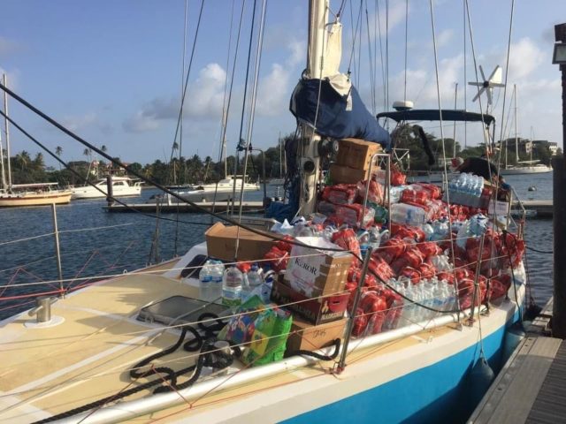 Teils abenteuerlich beladen schippern die Yachten Richtung St. Vincent – hier die Ganesha © yoann/clothilde/FB