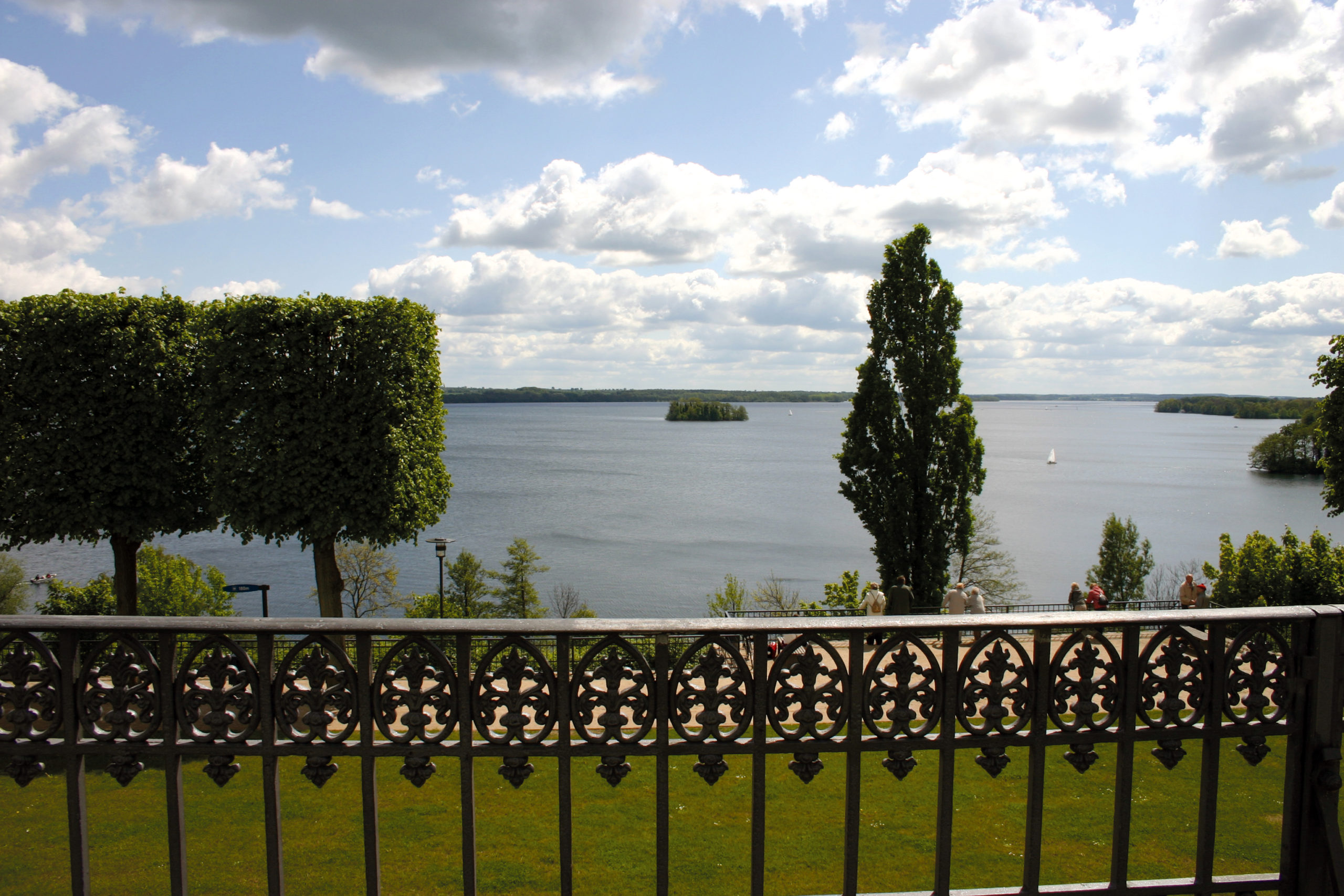 Prominente Lage: Blick vom Plöner Schloss auf den See © Silke Springer