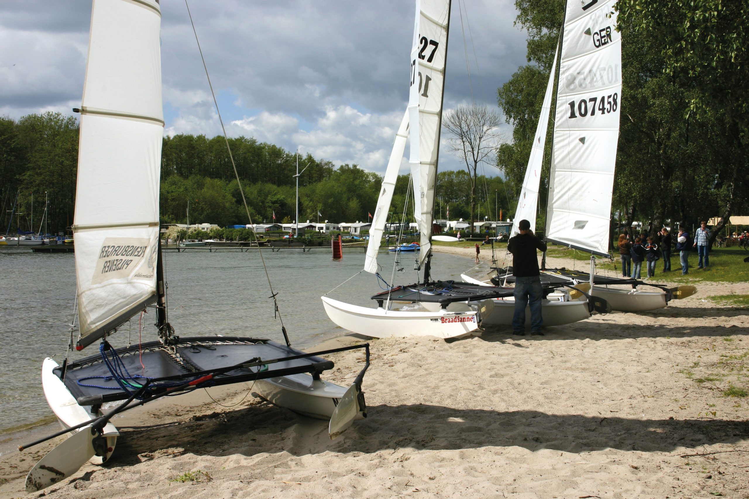 Sogar kleine Sandstrände für Strandkats bietet der Plöner See © Silke Springer
