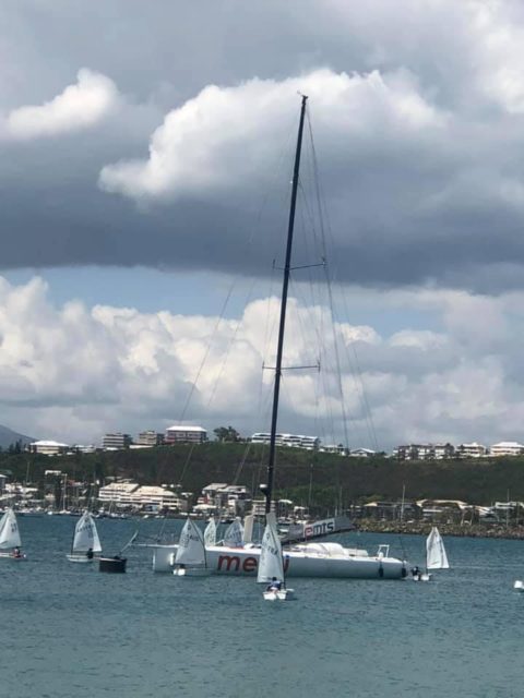Die Merci an der Boje vor Noumea – Luvtonne für die Opti-Kids © destremau