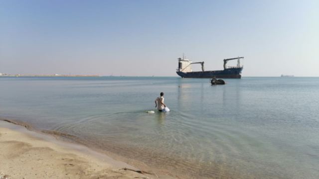 Muhammad Aisha musste schwimmen, um sein Telefon aufzuladen und Essen zu bekommen, während er vier Jahre lang auf der verlassenen “MV Aman” gefangen war. Foto: ITF
