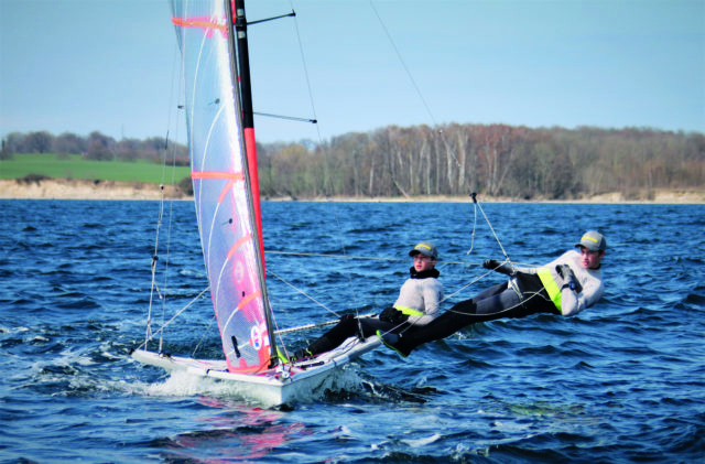 Anton an der Pinne und Johann Sach im Trapez ihrer 29er-Jolle. Foto: Kirsa Sach