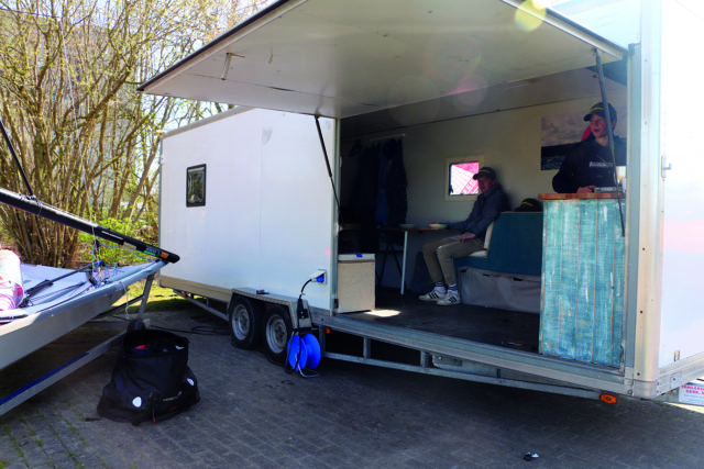 Bei seinen Trainings- und Regattaeinsätzen lebt der Sach-Nachwuchs in einem selbstgebauten Bigbox-Trailer mit Schlafpritsche über der 29er-Garage, Kochecke und reichlich Stauraum für die Ausrüstung. Foto: Andreas Kling