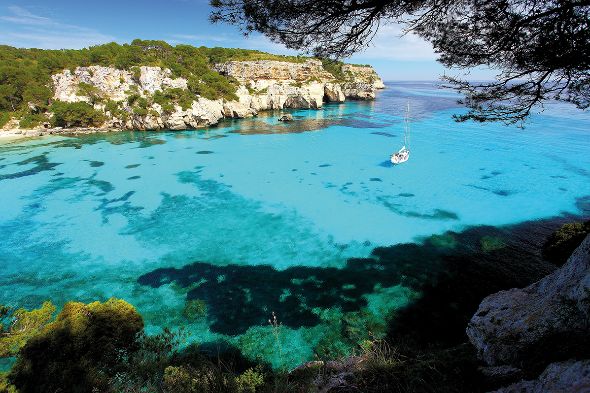 Cala Macarella – In der gesamten Bucht perfekter Ankergrund aus Sand © Carl Victor