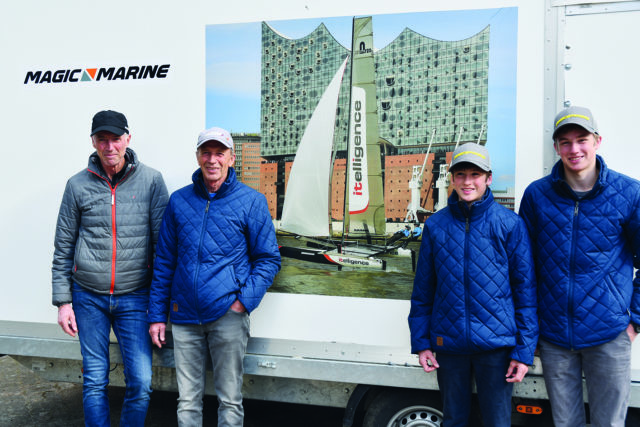 Zwei Generationen Sach-Brüder, die schon 2019 auf dem M32 zusammen das Welcome Race der Kieler Woche gewannen (von links): Helge, Christian, Anton und Johann Sach. © Andreas Kling
