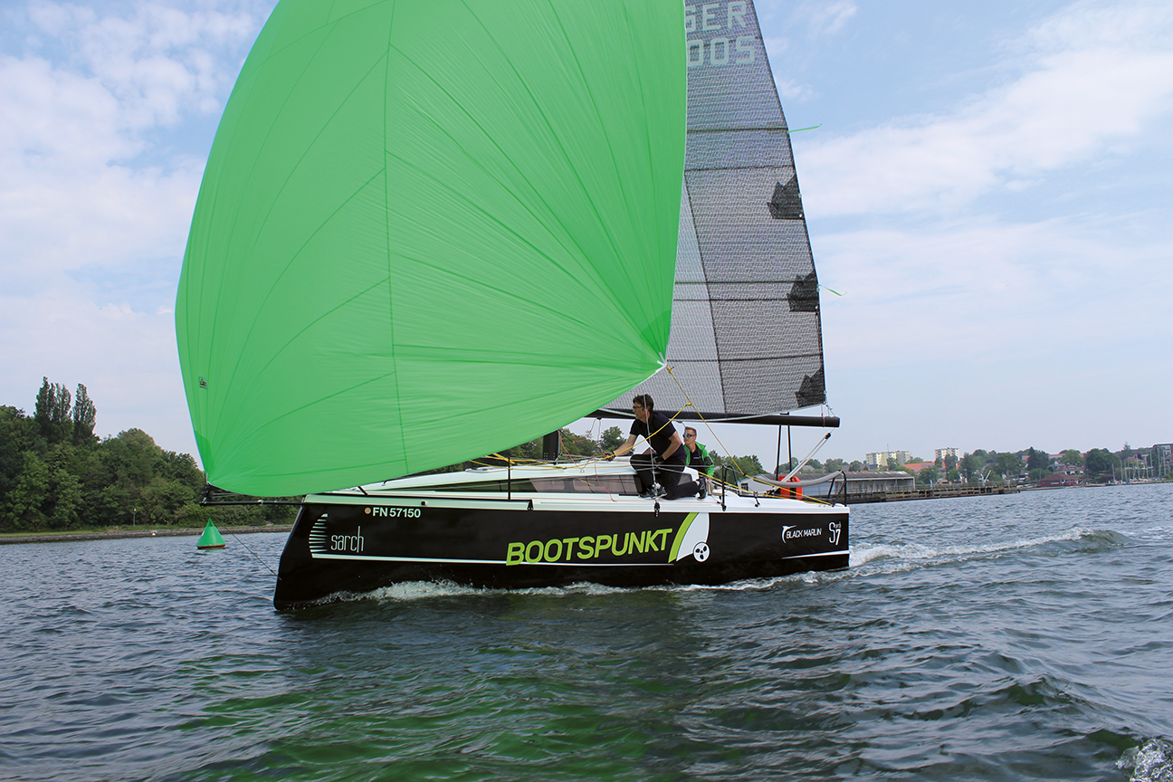 Unter Gennaker beschleunigen die Boote selbst bei wenig Wind zusätzlich. Die Crew freut es! © Silke Springer