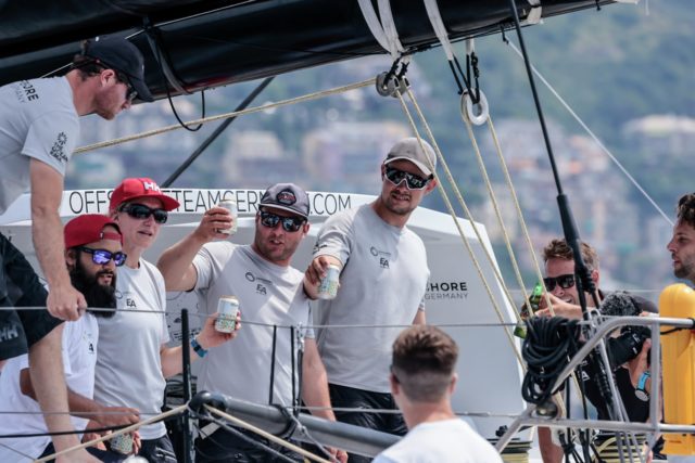 Der wohlverdiente Schluck nach einem nervenaufreibenden Flautenkrimi. Foto: Sailing Energy / The Ocean Race