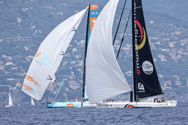 Matchracesegeln auf dem letzten Vorwindgang. Die „LinkedOut“ verliert bei fast achterlichem Wind entscheidend an Speed und hat kein Wegerecht. Foto: sailing energy / The Ocean Race