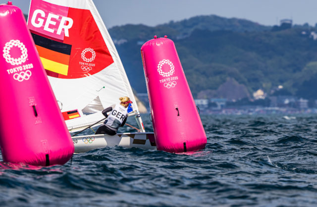 Svenja Weger passiert das olympische Leegate der Laser Radial. © Sailing Energy / World Sailing