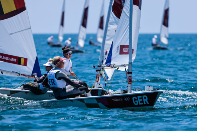 Das Bild hatten die Wenigstens erwartet: Die deutsche Laser Radial-Seglerin kämpft an der Spitze des Felds um Olympiaehren. © Sailing Energy / World Sailing