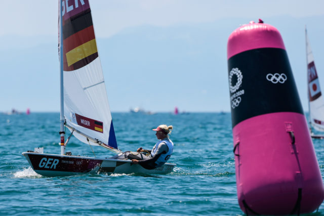 Hochkonzentriert verteidigt Svenja Weger ihre Führung im zweiten Rennen. © Sailing Energy / World Sailing