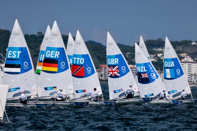 Start der olympischen Segelwettfahrten in der Klasse Laser Radial mit Svenja Weger (GER) gleich mit guter Ausgangsposition. © Sailing Energy / World Sailing