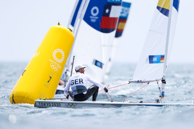 Philipp Buhl nach der Luvtonnenrundung. © Sailing Energy / World Sailing
